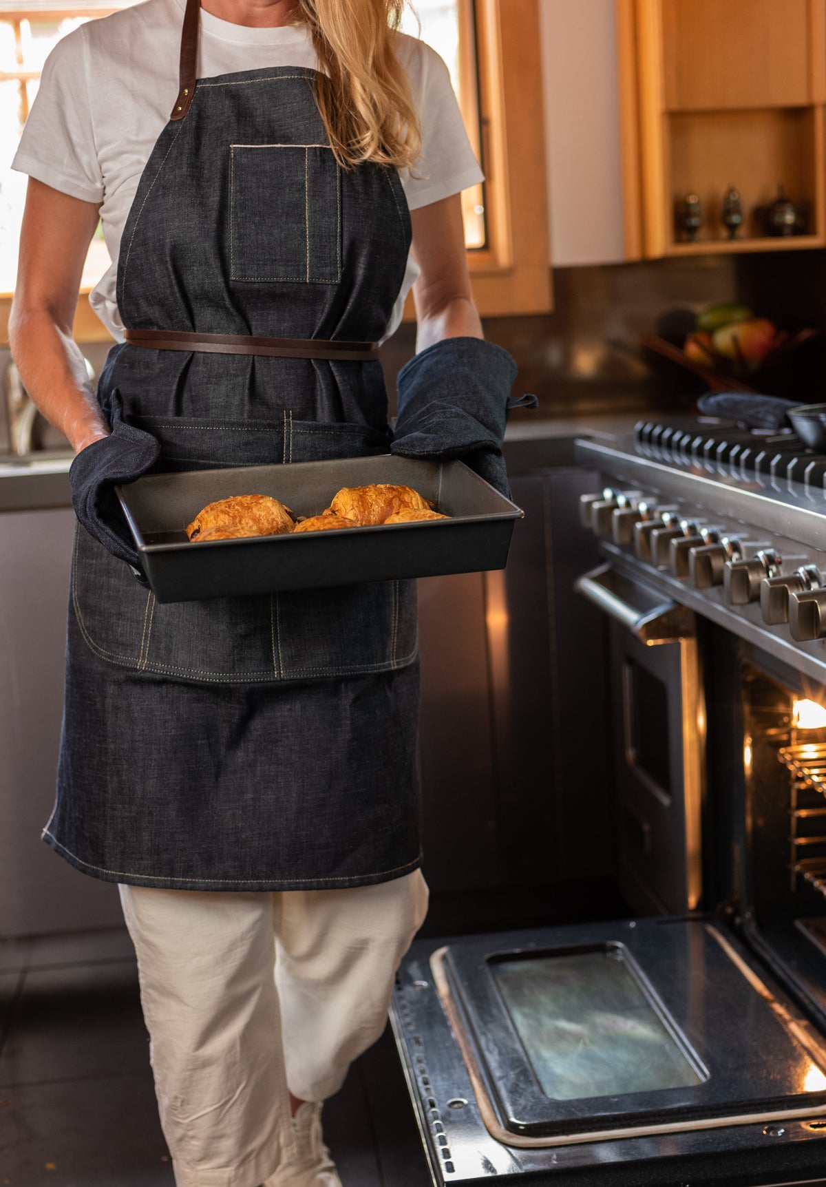 THE SELVEDGE APRON WITH REMOVABLE LEATHER - view 2